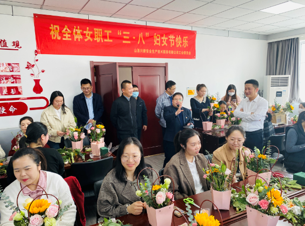 “情暖三月 花漾生活”兴新公司工会庆“三八”主题插花活动